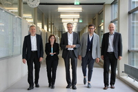 Foto: Rektoratsteam der Hochschule Aalen läuft auf die Kamera zu