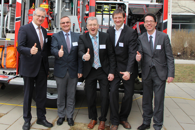 Foto: Prof Dr. Körner, Prof. Dr. Steinhart, Prof. Dr. Kley, Prof. Dr. Haag und Prof. Dr. Gretzschel vor einem Feuerwehrauto