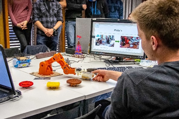 Ein Einfach-Roboter kreiert den perfekten Burger. Die Elemente des Burgers wurden mit den 3D-Stift modelliert.