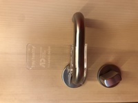 Foto: Eine Klinke mit einer Plastik Applikation, die das öffnen der Tür nur mit dem Unterarm ermöglicht