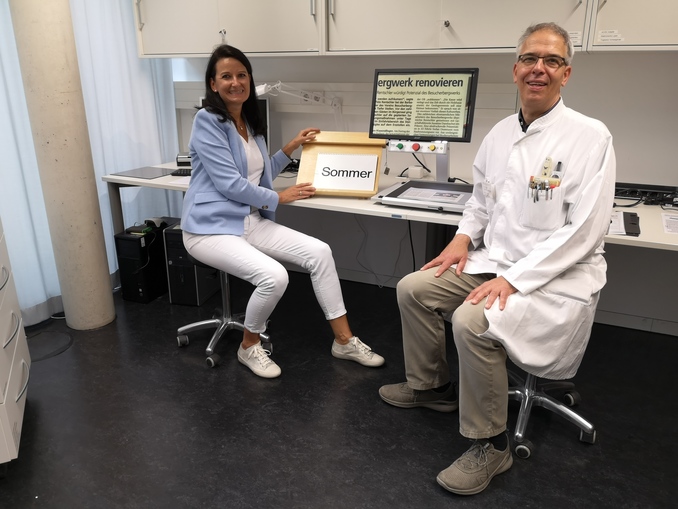 Foto: Kerstin Hornig Und Prof. Dr. Med. Ulrich Schiefer Wollen in Laborkleidung an einem Arbeitsplatz