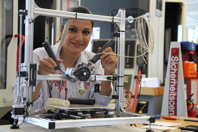 Foto: Professorin an technischem Messaufbau