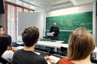 Foto: Mann hält einen Vortrag vor Studenten in einem Hörsal