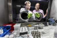 Foto: Erforscht neue Materialsysteme und Produktionstechnologien für Batterien: Prof. Dr. Volker Knoblauch, hier mit Doktorand Christian Weisenberger bei einem „tiefen Griff“ in eine sogenannte Glovebox.  
