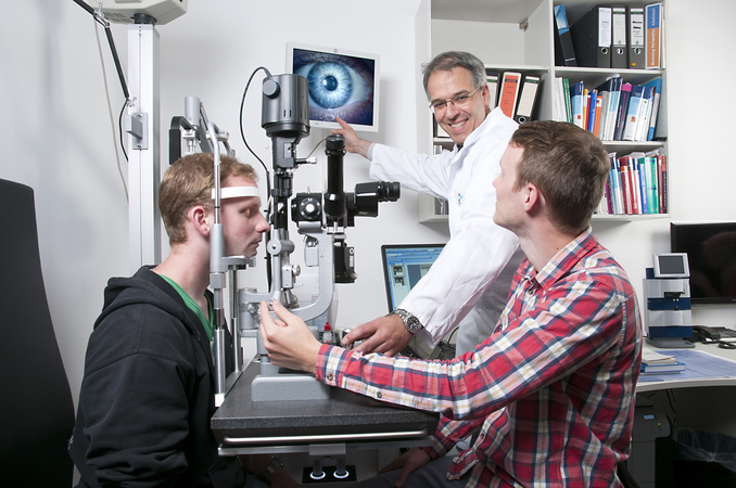 Foto Augenoptik Labor, in der Mitte Prof. Dr. Schiefer