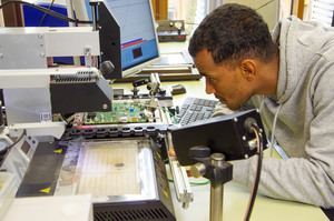 Student bestückt eine Platine im EDA-Zentrum