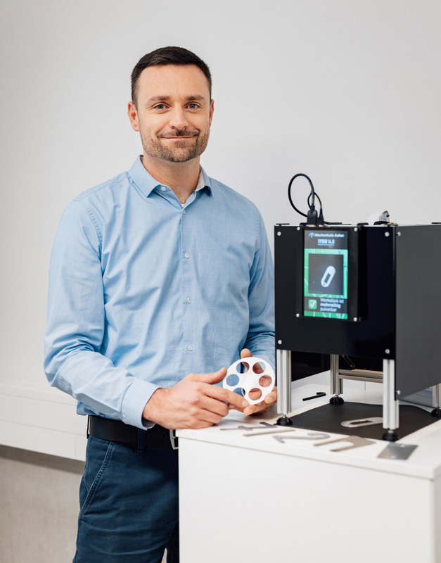 Prof. Dr. Steffen Schwarzer hat an der Hochschule Aalen einen Evaluierungsassistenten auf Basis von Künstlicher Intelligenz entwickelt, um Bestell- und Produktionsprozesse zu digitalisieren und zu optimieren. Foto: © Hochschule Aalen | Jan Walford