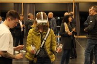 Person trägt VR-Brille auf dem Kopf