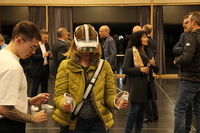 Person trägt VR-Brille auf dem Kopf