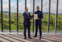 Prof. Dr. Marcus Liebschner der Hochschule Aalen (links) gratuliert Moritz Benninger zu seiner Promotion. Foto: © Hochschule Aalen | Tanja Betzler