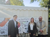 Martin Optiz, Mareike Hägele (beide fem) und Oliver Kesten von der Hochschule Aalen präsentierten auf dem Innovationstag Mittelstand 2024 das gemeinsame Projekt FiberBat. Foto: privat 