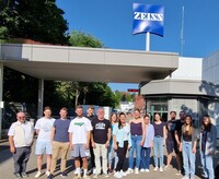 Prof. Dr. Joachim Albrecht (6 v.l.) und seine Studierenden bei strahlendem Sonnenschein zu Besuch bei Zeiss Vision und Dr. Michael Krieger (ganz links). Fotohinweis: © Hochschule Aalen | FINO
