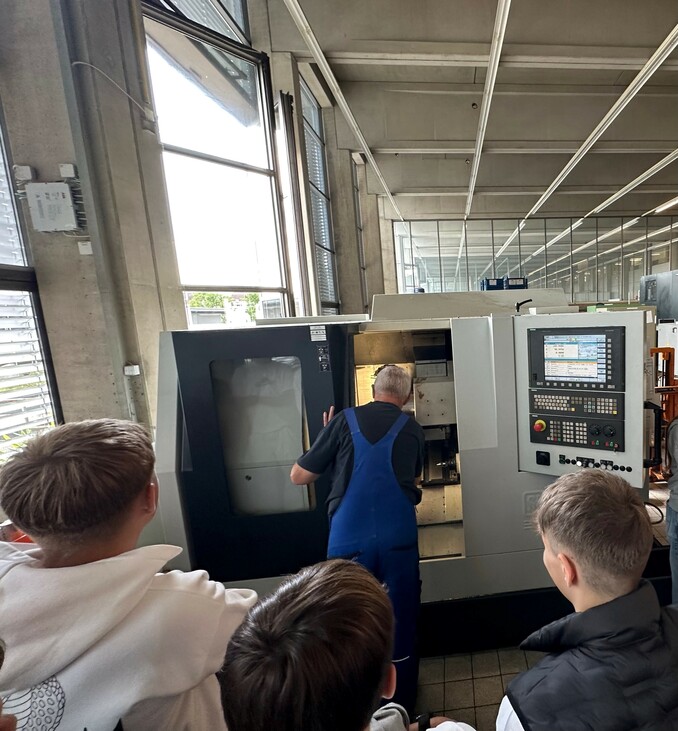 Michael Hafner gibt den Schüler:innen eine grundlegende Einführung in die verschiedenen Bereiche der Fertigungsverfahren. Foto: privat