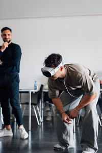 Ein Student (rechts) probiert die Apple Vision Pro aus, daneben Emanuele Frisi, Sales Director der Porsche Group (links).  Fotohinweis: © Hochschule Aalen | Jan Walford