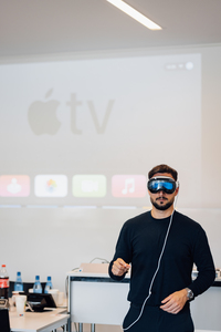 Emanuele Frisi, Sales Director der Porsche Group, beim Vorführen der Apple Vision Pro. Fotohinweis: © Hochschule Aalen | Jan Walford