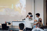 Eine Studentin beim Ausprobieren der Apple Vision Pro. Fotohinweis: © Hochschule Aalen | Jan Walford