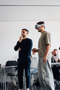 Ein Student (rechts) probiert die Apple Vision Pro aus, daneben Emanuele Frisi, Sales Director der Porsche Group (links). 