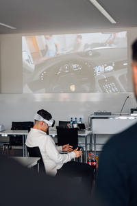 Ein Student beim Ausprobieren der Apple Vision Pro. Fotohinweis: © Hochschule Aalen | Jan Walford