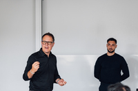 Prof. Dr. Alexander Grohmann (links) und Emanuele Frisi, Sales Director der Porsche Group (rechts).  Fotohinweis: © Hochschule Aalen | Jan Walford