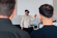 Ein Student beim Ausprobieren der Apple Vision Pro. Fotohinweis: © Hochschule Aalen | Jan Walford