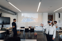 Eine Studentin beim Ausprobieren der Apple Vision Pro. Fotohinweis: © Hochschule Aalen | Jan Walford