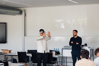 Ein Student beim Ausprobieren der Apple Vision Pro. Fotohinweis: © Hochschule Aalen | Jan Walford