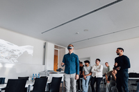 Ein Student beim Ausprobieren der Apple Vision Pro. Fotohinweis: © Hochschule Aalen | Jan Walford