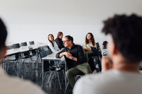 Prof. Dr. Alexander Grohmann und Studierende.  Fotohinweis: © Hochschule Aalen | Jan Walford
