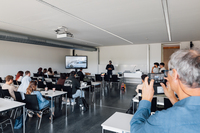 Prof. Dr. Arndt Borgmeier macht ein Foto der Studierenden. Fotohinweis: © Hochschule Aalen | Jan Walford