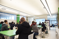 Die Schüler und Schülerinnen hörten dem Vortrag über KI von Prof. Dr. Traub im Interaktiven Lernlabor für Digitalisierung im Maschinenbau (ILLDiM) gebannt zu. © Hochschule Aalen | Layal El Chami