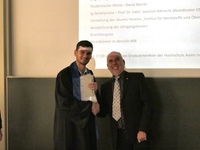 Prof. Dr. habil. Joachim Albrecht (rechts) gratuliert David Bäurer (links) zu seinen sehr guten Leistungen im Bachelor-Studium ,,Maschinenbau/Neue Materialien‘‘. Foto: © Hochschule Aalen | Joanna Milewska