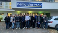 Studierende der Hochschule Aalen, Prof. Dr.-Ing. Heinz-Peter Bürkle und Geschäftsführer Oliver Helzle stehen vor der Eingangstür bei der Exkursion zu hema electronic