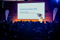 Mit viel Sinn für Humor hielt Franziska Nagel, Absolventin  des Studiengangs „Maschinenbau / Entwicklung: Design und Simulation“,  die Graduiertenrede 2025 und erinnert an die Höhen und Tiefen der Studienzeit. Foto: © Hochschule Aalen | Tobias Holzinger