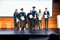 Die Jahrgangsbesten der Fakultät Chemie mit  Dekan Prof. Dr. Heiko Flottmann (Mitte). Foto: © Hochschule Aalen | Tobias Holzinger