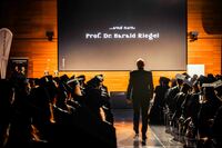 Auf dem gelben Ziegelsteinweg zur Festansprache: Hochschulrektor Prof. Dr. Harald Riegel. Foto: © Hochschule Aalen | Tobias Holzinger