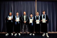 Die Jahrgangsbesten der Fakultät Elektronik und Informatik mit Dekan Prof. Dr. Klaus Maier (Mitte). Foto: © Hochschule Aalen | Tobias Holzinger