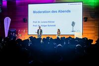 Kurzweilig und unterhaltsam moderierten die Graduiertenfeier Prof. Dr. Lorena Körner aus der Fakultät Wirtschaft und Gesundheit und Prof. Dr. Holger Schmidt von der Fakultät Optik und Mechatronik. Foto: © Hochschule Aalen | Tobias Holzinger