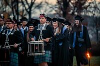 Die Kochen Clan Pipe Band führte die Absolventinnen und Absolventen feierlich in die Aula. Foto: © Hochschule Aalen | Tobias Holzinger
