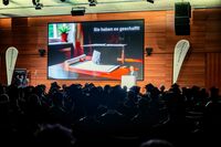 „Wir sind stolz auf Sie!“ Trotz mancher Herausforderungen hätten die Absolventinnen und Absolventen ihr Studium mit Engagement, Ausdauer und Disziplin durchgezogen, so Hochschulrektor Prof. Dr. Harald Riegel in seiner Ansprache. Foto: © Hochschule Aalen | Tobias Holzinger