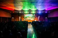 Magisches Finale und „Somewhere over the Rainbow“:  Angelehnt an den berühmten Buch- und Filmklassiker „Der Zauberer von Oz“ verwandelte sich die Aula für einen zauberhaften Abend lang  in die Welt von Oz. Foto: © Hochschule Aalen | Tobias Holzinger