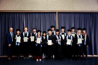 Die Jahrgangsbesten der Fakultät Optik und Mechatronik mit Dekan Prof. Dr. Rainer Börret (links). Foto: © Hochschule Aalen | Tobias Holzinger