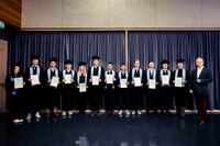 Die Jahrgangsbesten der Fakultät Maschinenbau und Werkstofftechnik mit Dekan Prof. Dr. Markus Merkel (rechts). Foto: © Hochschule Aalen | Tobias Holzinger