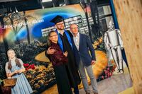 Als Erinnerung an diesen besonderen Moment im Leben konnte noch das ein oder andere Foto mit  Dorothy, der Vogelscheuche mit Verstand, dem mutigen Löwen und dem Blechmann mit dem großen Herzen geschossen werden. Foto: © Hochschule Aalen | Tobias Holzinger