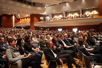 Gruppenfoto: Erstsemesterbegrüßung Saal voller Personen